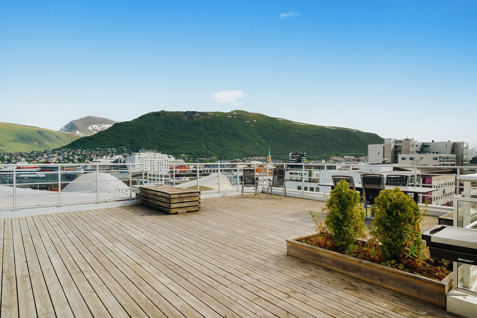 Terrassen har strålende solforhold og nydelig utsikt.