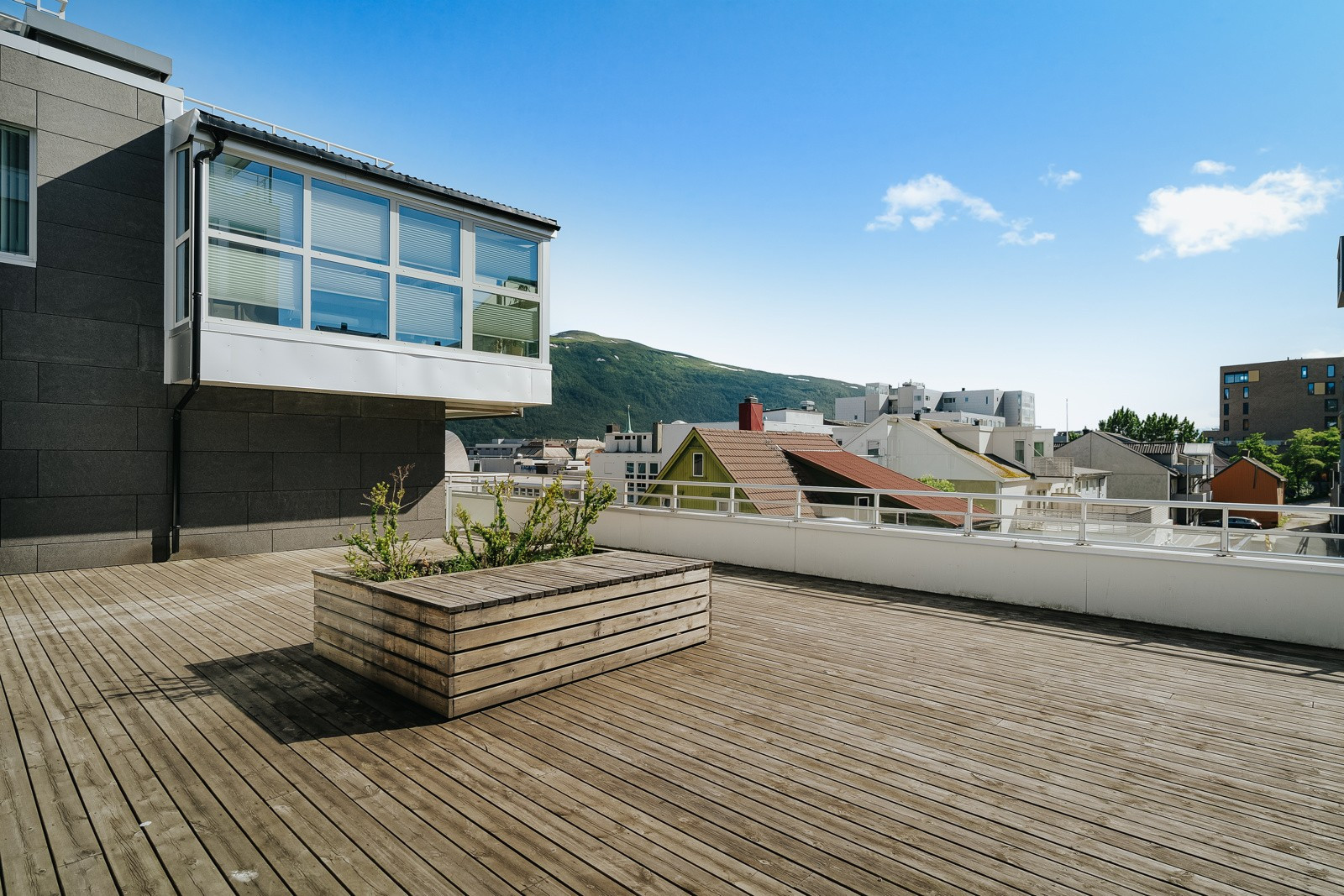 Sameiet har en stor felles takterrasse som er innredet med utemøbler og grill.