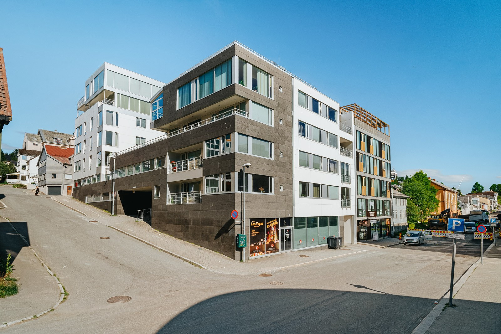 Dagligvare, treningssenter, bussforbindelser, parker, kafeer og alt Tromsø sentrum har å by på i umiddelbar nærhet. Bussforbindelsene tar deg direkte til UiT/UNN og Jekta m.m.