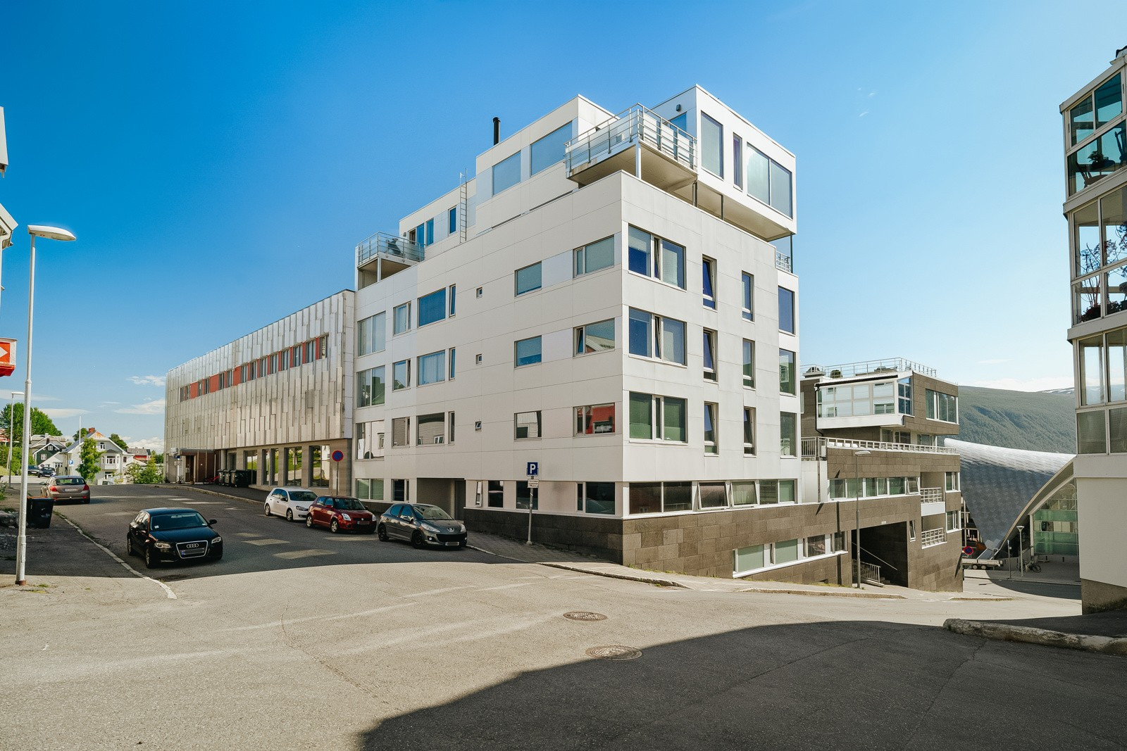 Sameiet er etterspurt og framstår moderne med fasiliteter som heis, porttelefon og felles takterrasse.
