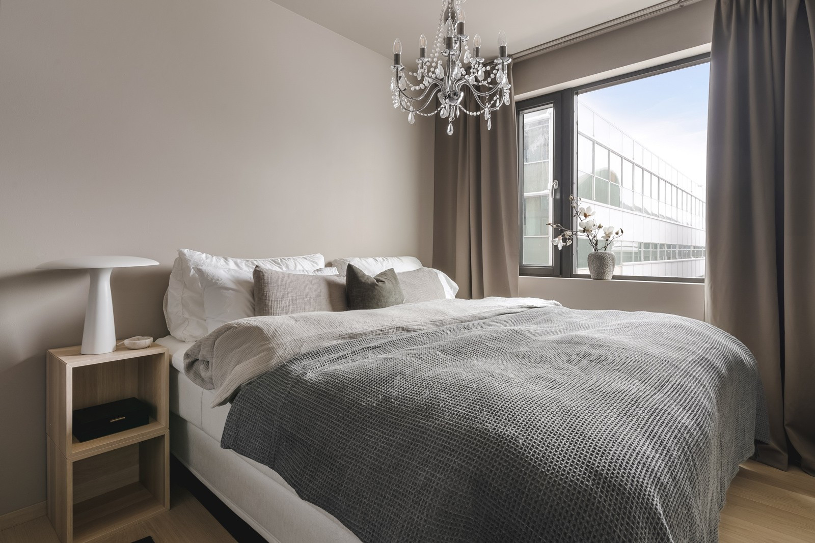 Romslig hovedsoverom med god plass for stor seng.