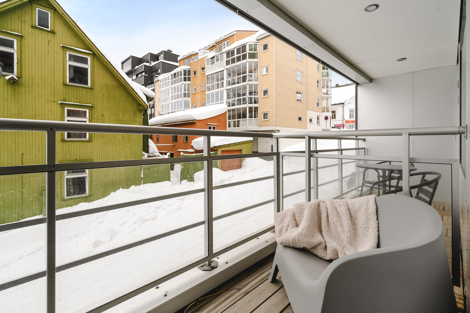 Balkongen har også plass for utemøbler.