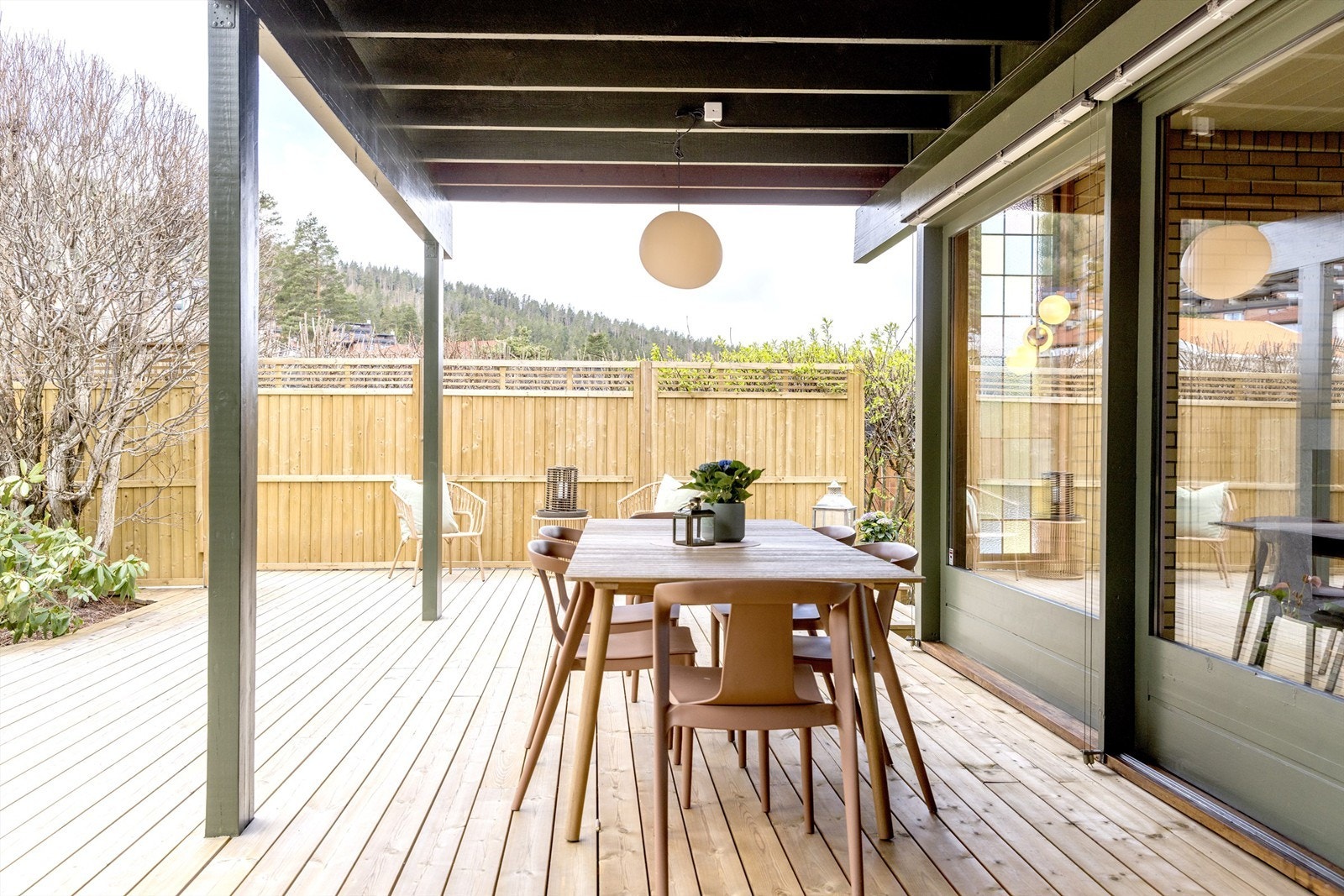 Delvis overbygget syd- og vestvendt markterrasse på ca. 60 kvm Galleribilde