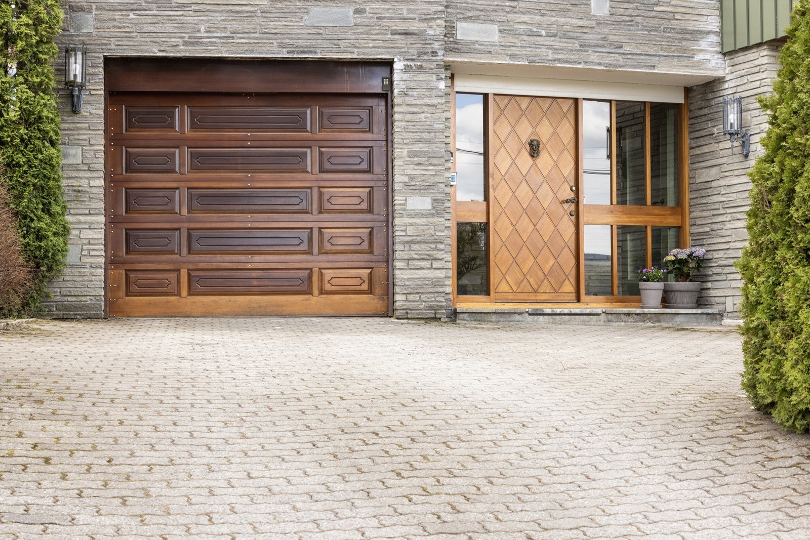 Parkering i integrert garasje og på oppvarmet gårdsplass Galleribilde