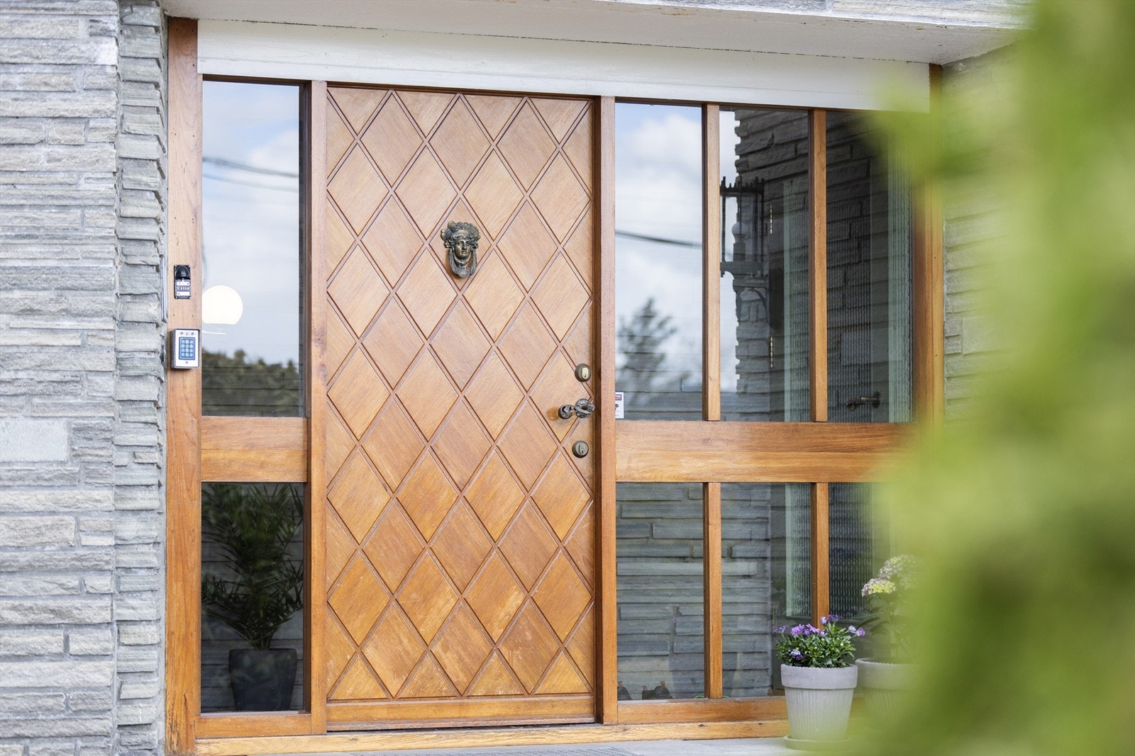 Fra gårdsplassen er det adkomst til boligens delvis overbygde inngangsparti i underetasjen Galleribilde