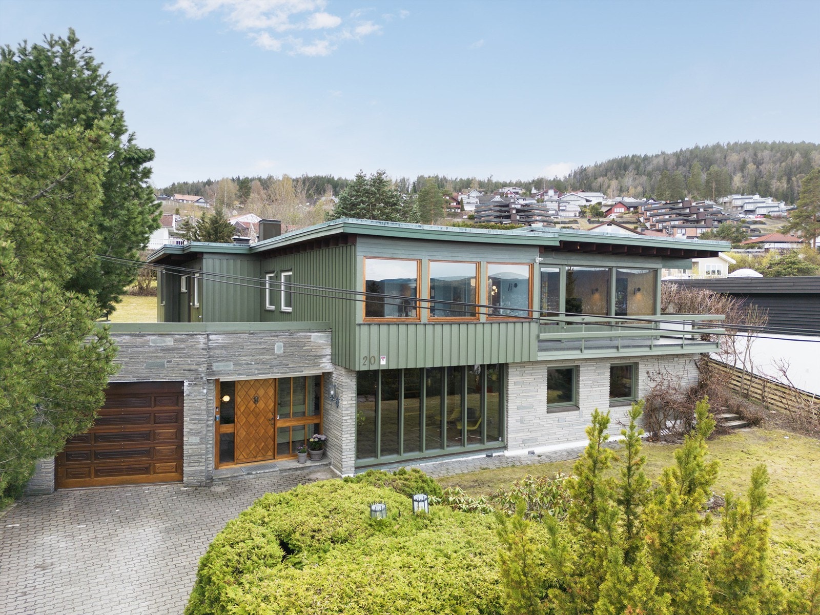 Romslig og usjenert hageområde (tomt på over 1 mål) Galleribilde