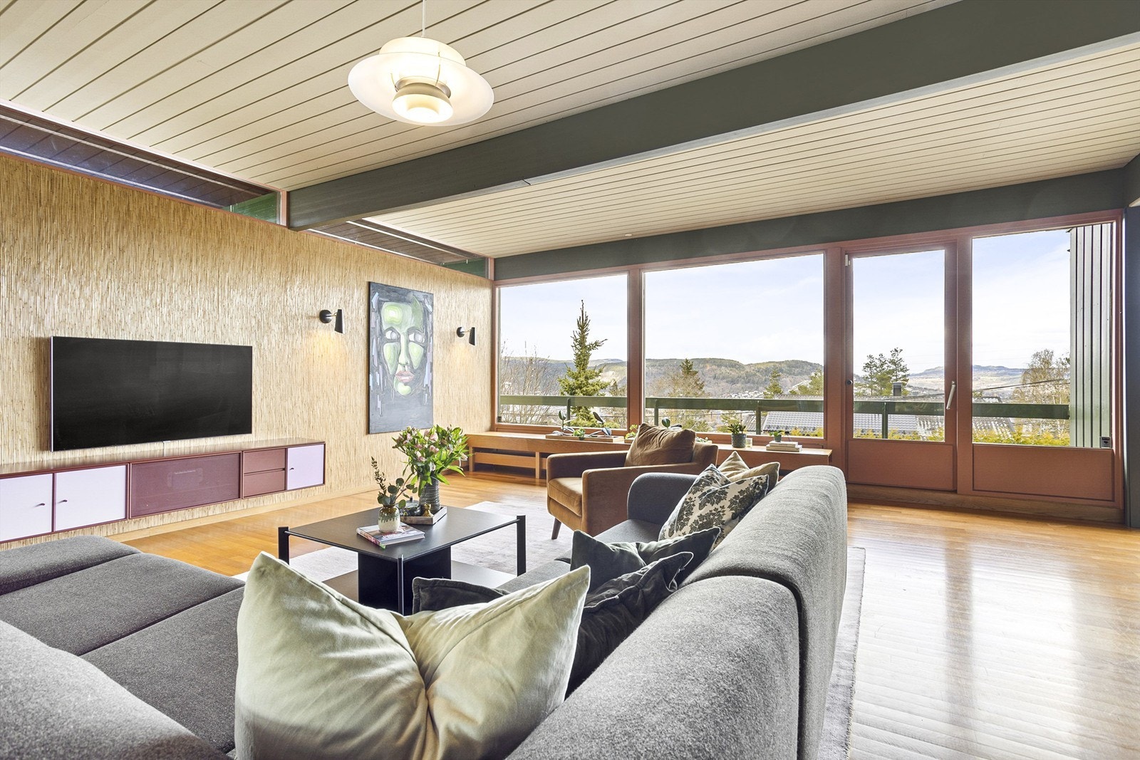 Rommet er gjennomgående og har flere store vindusflater som gir godt med naturlig lys samt utsikt Galleribilde