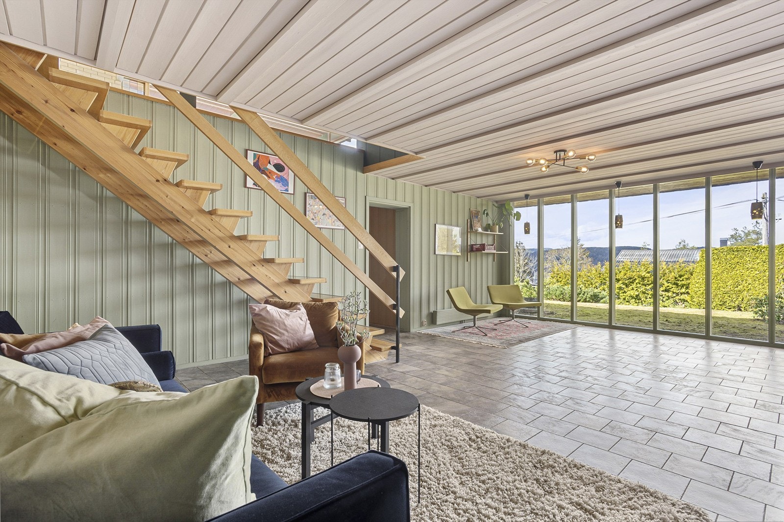 Flere store vindusflater som gir godt med naturlig lys Galleribilde