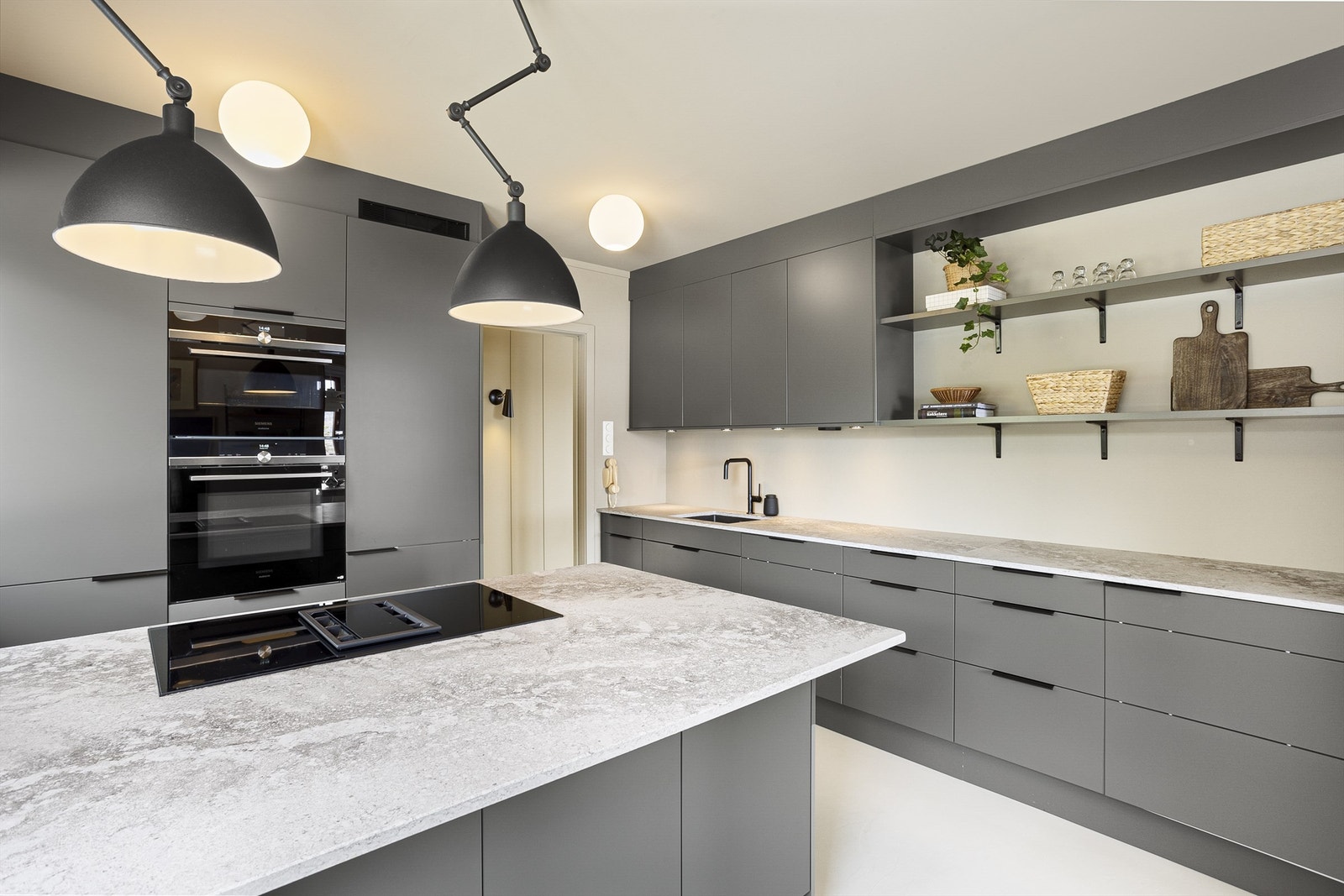 Praktisk kjøkkenhalvøy med plassbygget sittebenk og skap-/skuffplass Galleribilde