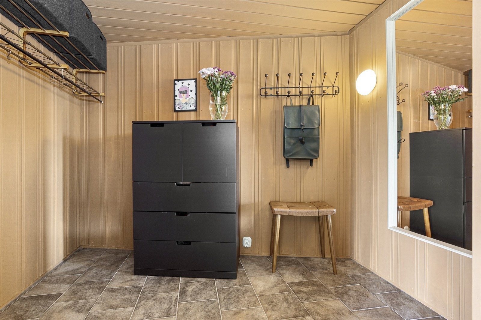 Omkledningsrom med vegghengte hattehyller Galleribilde