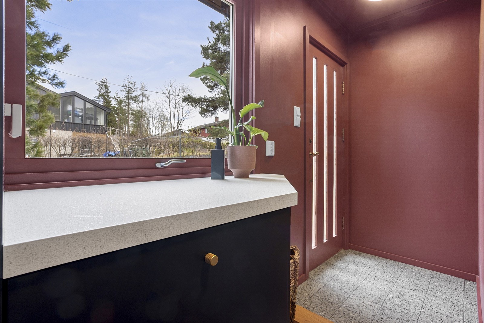 Vaskerommet har utgang til hageområde Galleribilde