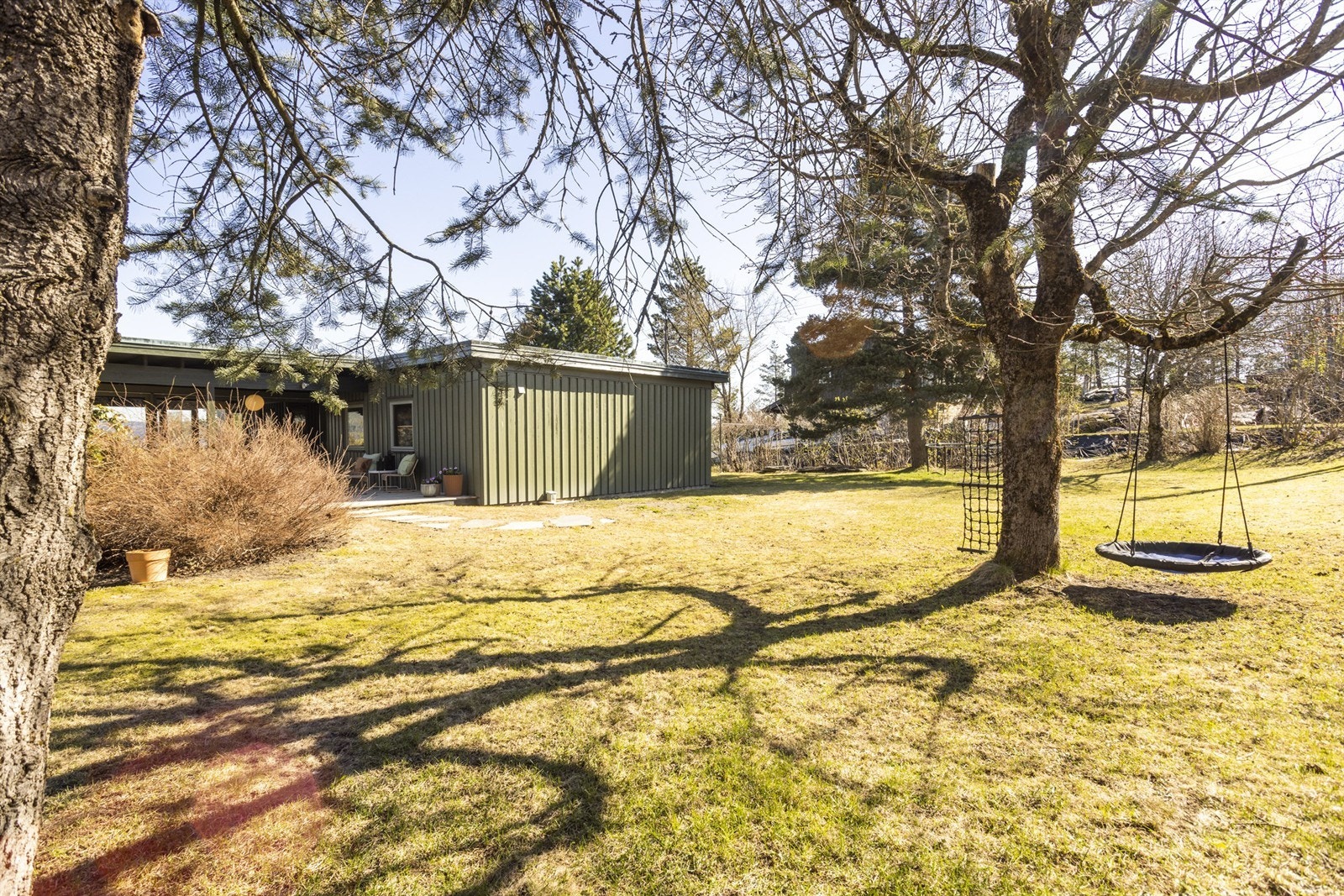 Stor og romslig hage med mye boltreplass Galleribilde