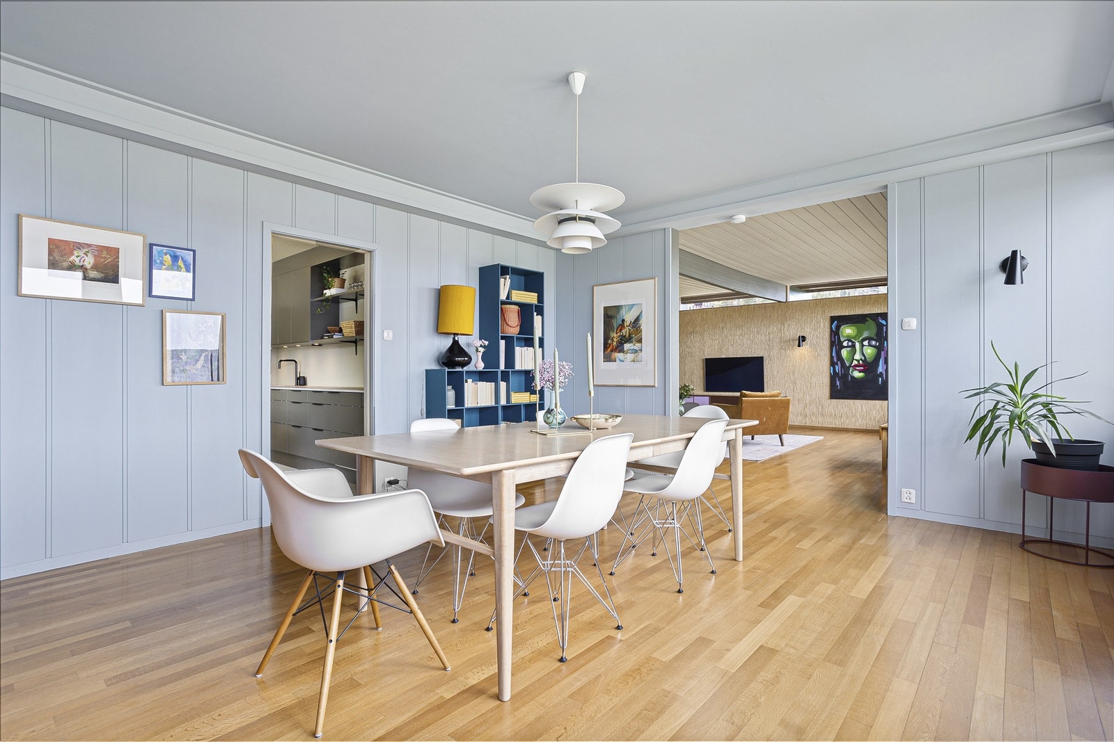 Åpen løsning mot stue og delvis åpen løsning mot kjøkken Galleribilde