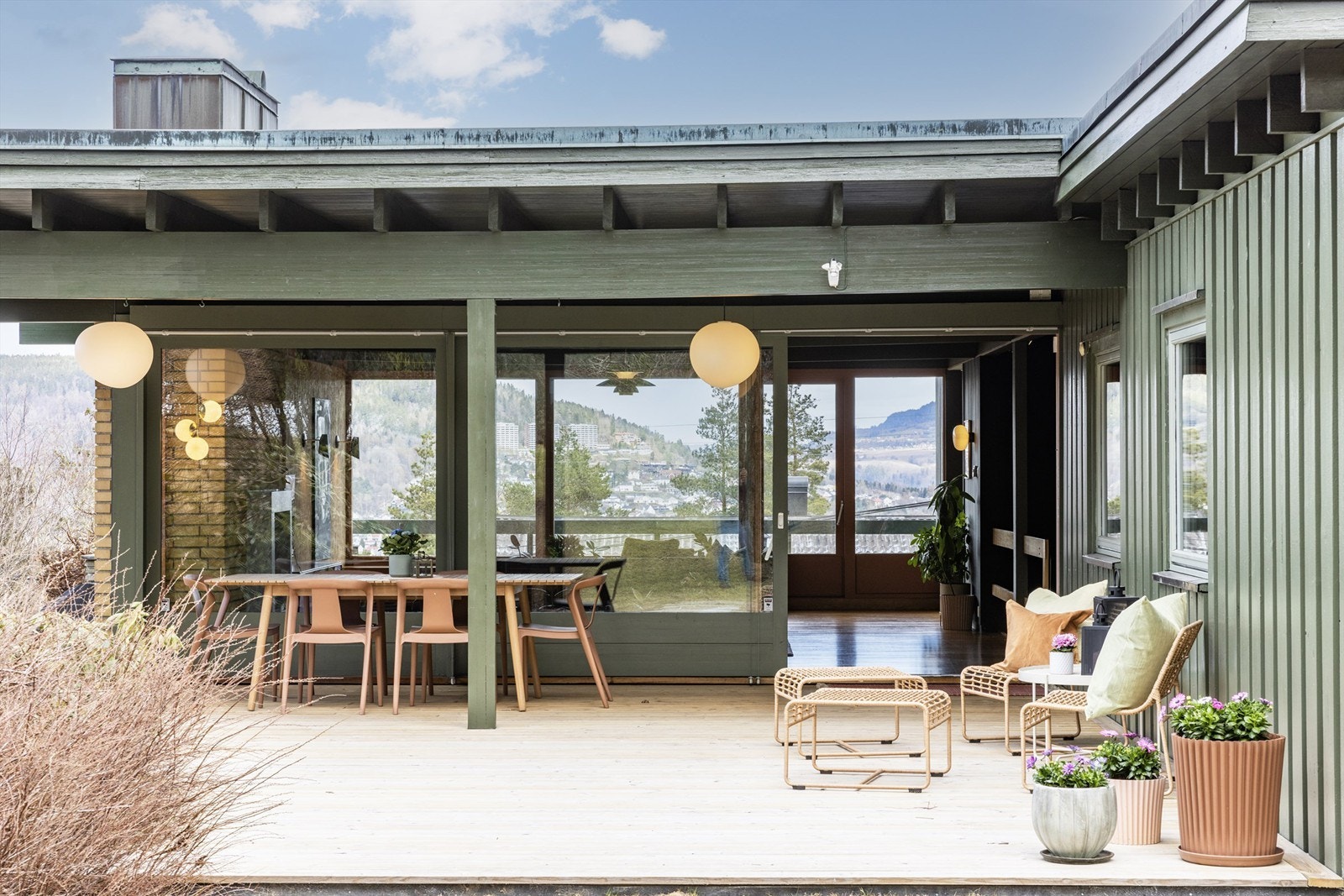 Terrassen har sol fra ca. kl. 12.00 til 21.00 (midtsommerstid) iflg. selger Galleribilde