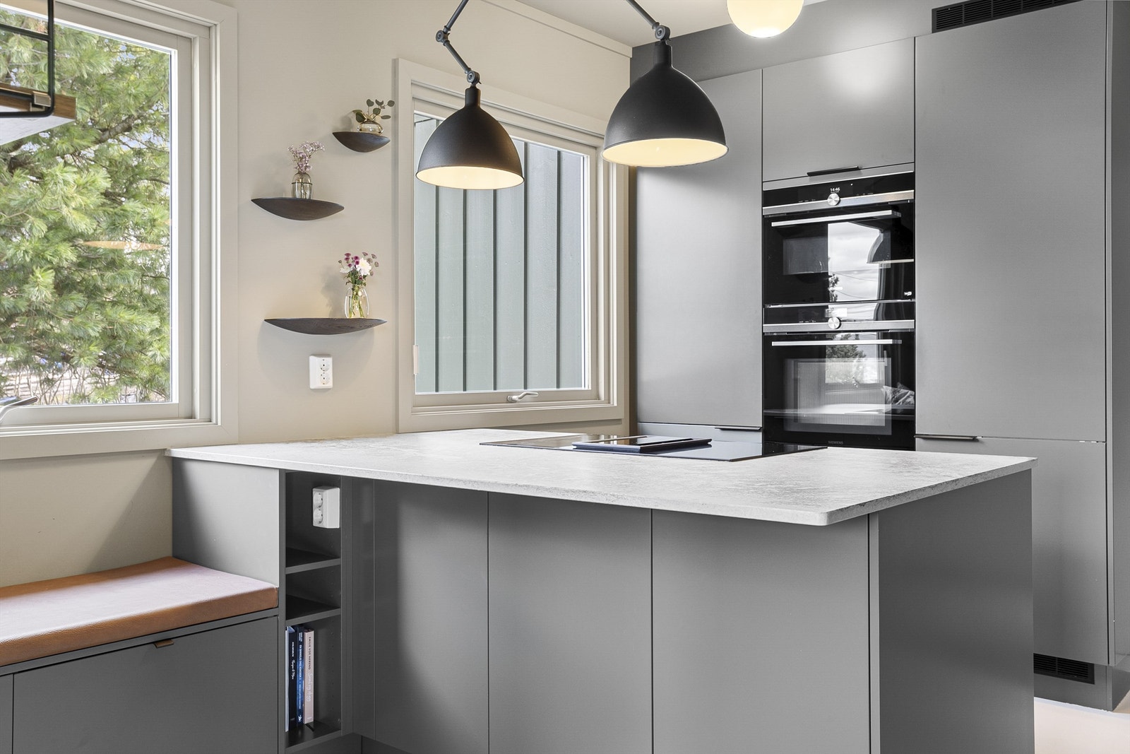 Lysarmaturer under overskap og Benkeplater av stein Galleribilde