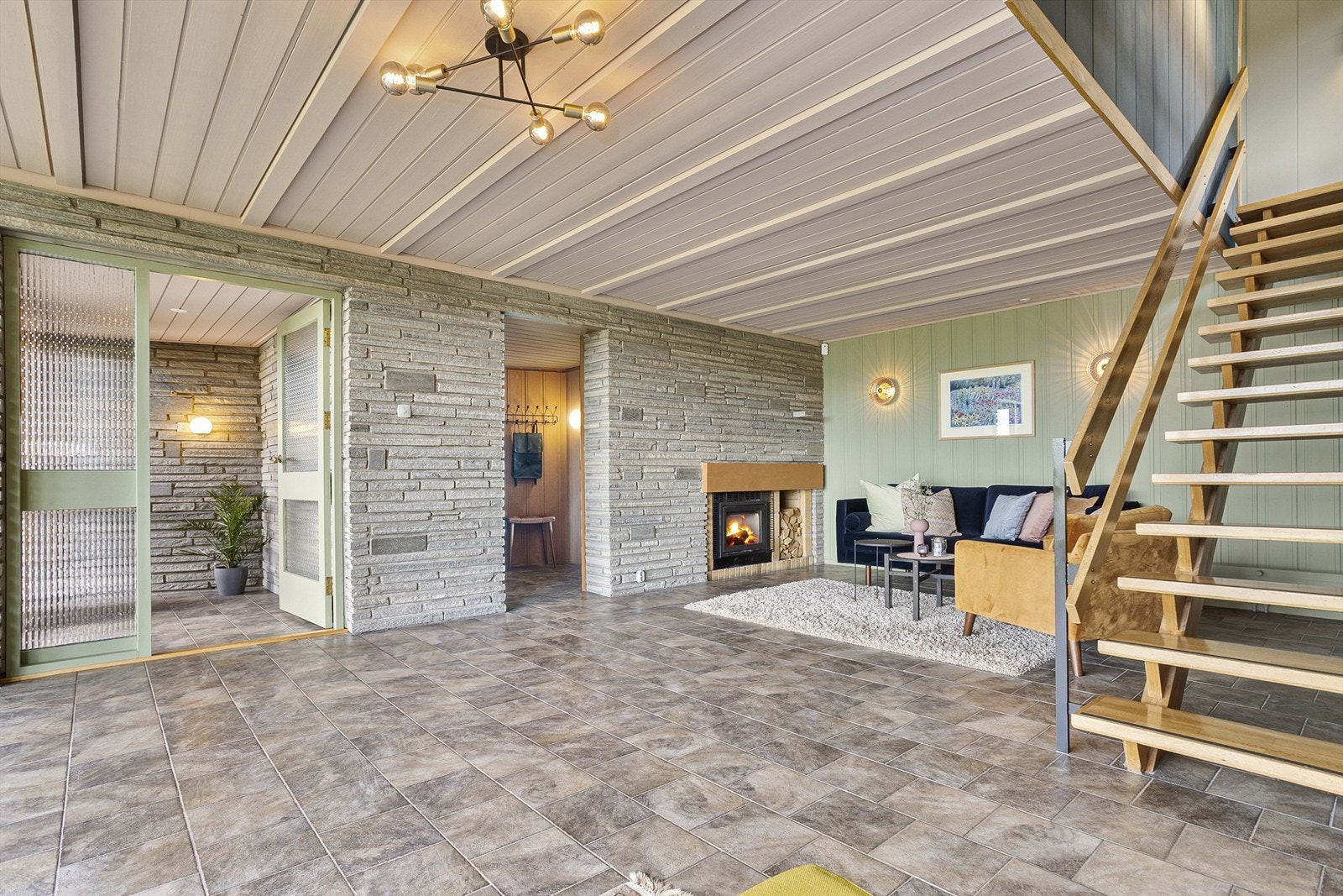 Hall med innmurt peisinnsats fra 2021 Galleribilde