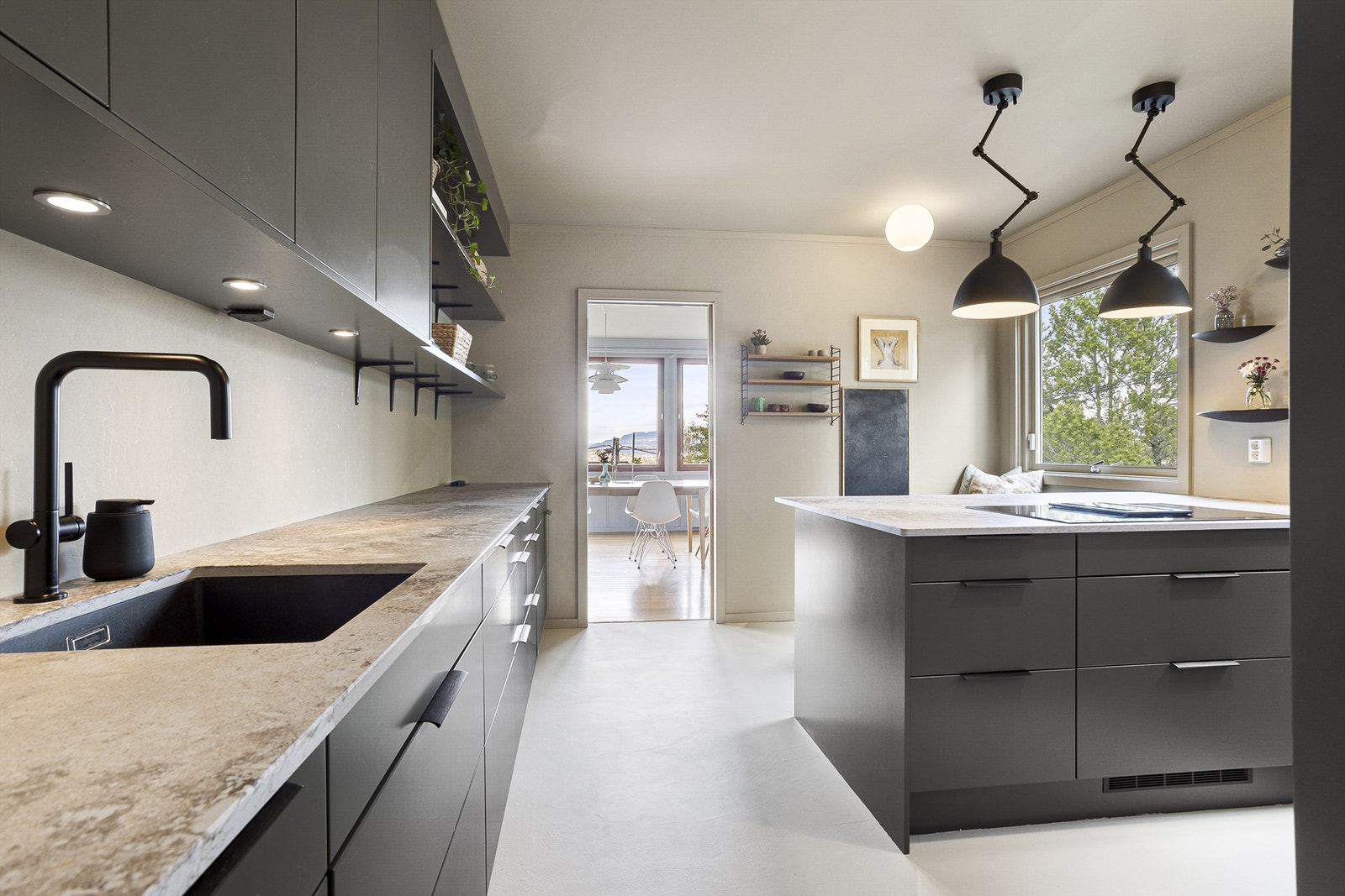 Lekker Sigdal kjøkkeninnredning fra 2019 med helintegrerte hvitevarer Galleribilde