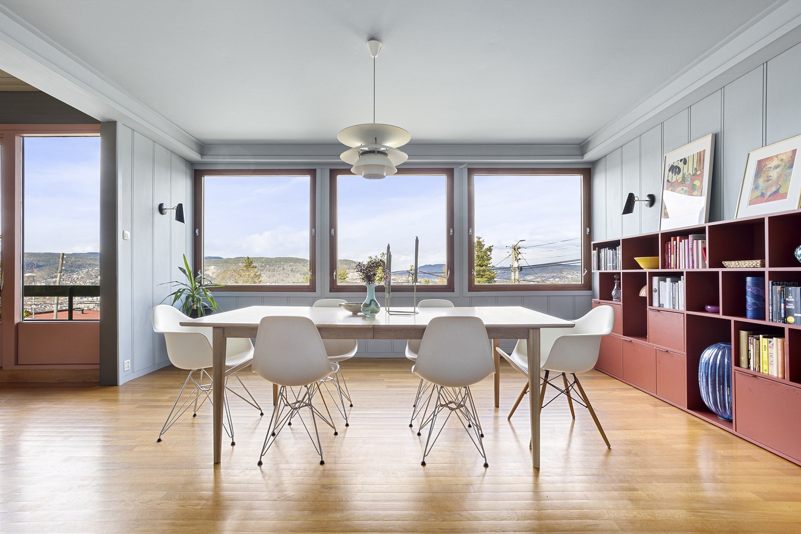 Store vindusflater som gir godt med naturlig lys Galleribilde