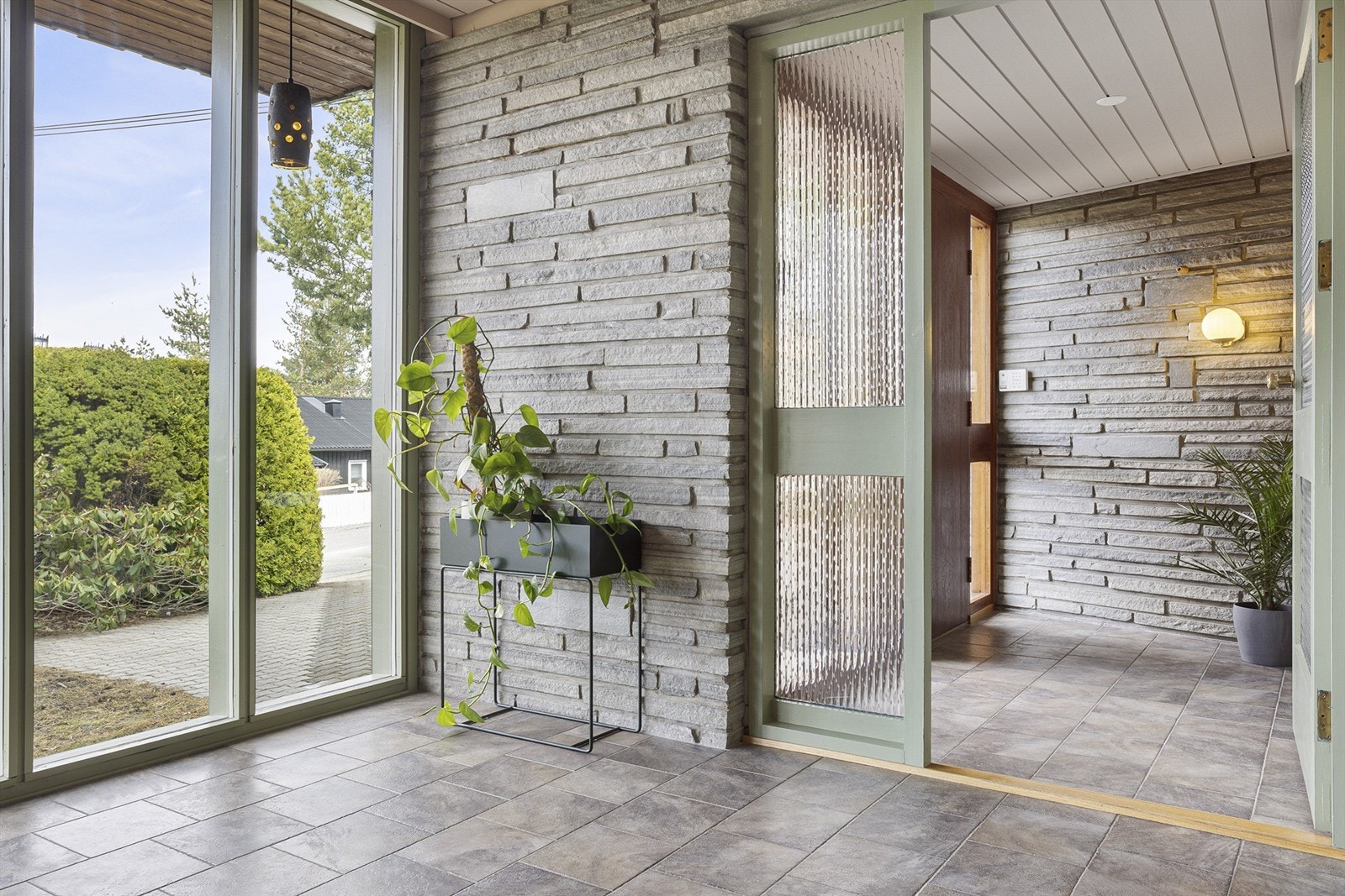 Fliser på gulv, fasadeskifer samt panel på vegger og panel i himling Galleribilde