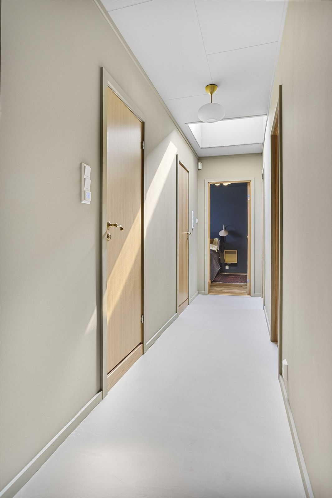 Gang med mikrosement på gulv, malte vegger og plater i himling Galleribilde