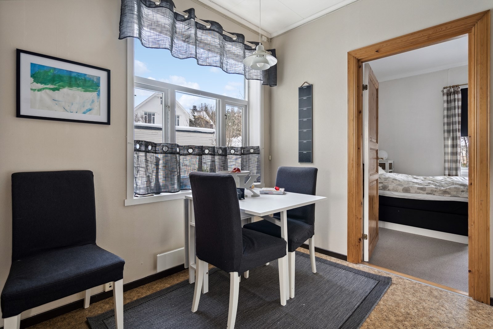 Fra kjøkkenet (2 etg.) er det adkomst til et baderom og til et soverom. Galleribilde