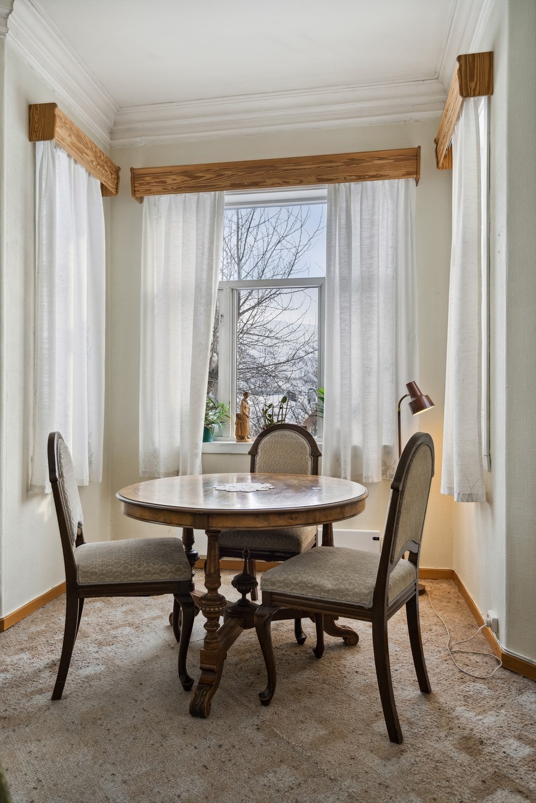 Spisegruppen har en fin og lys plassering ved vinduene. Galleribilde