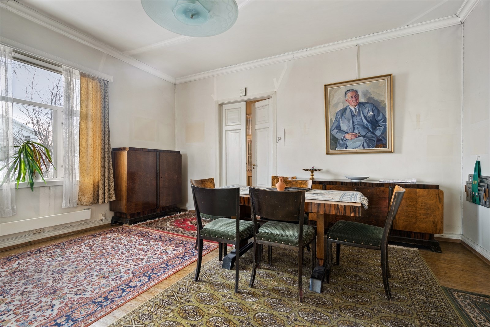 Spisestue med plass til spisegruppe og tlhørende møbler. Galleribilde