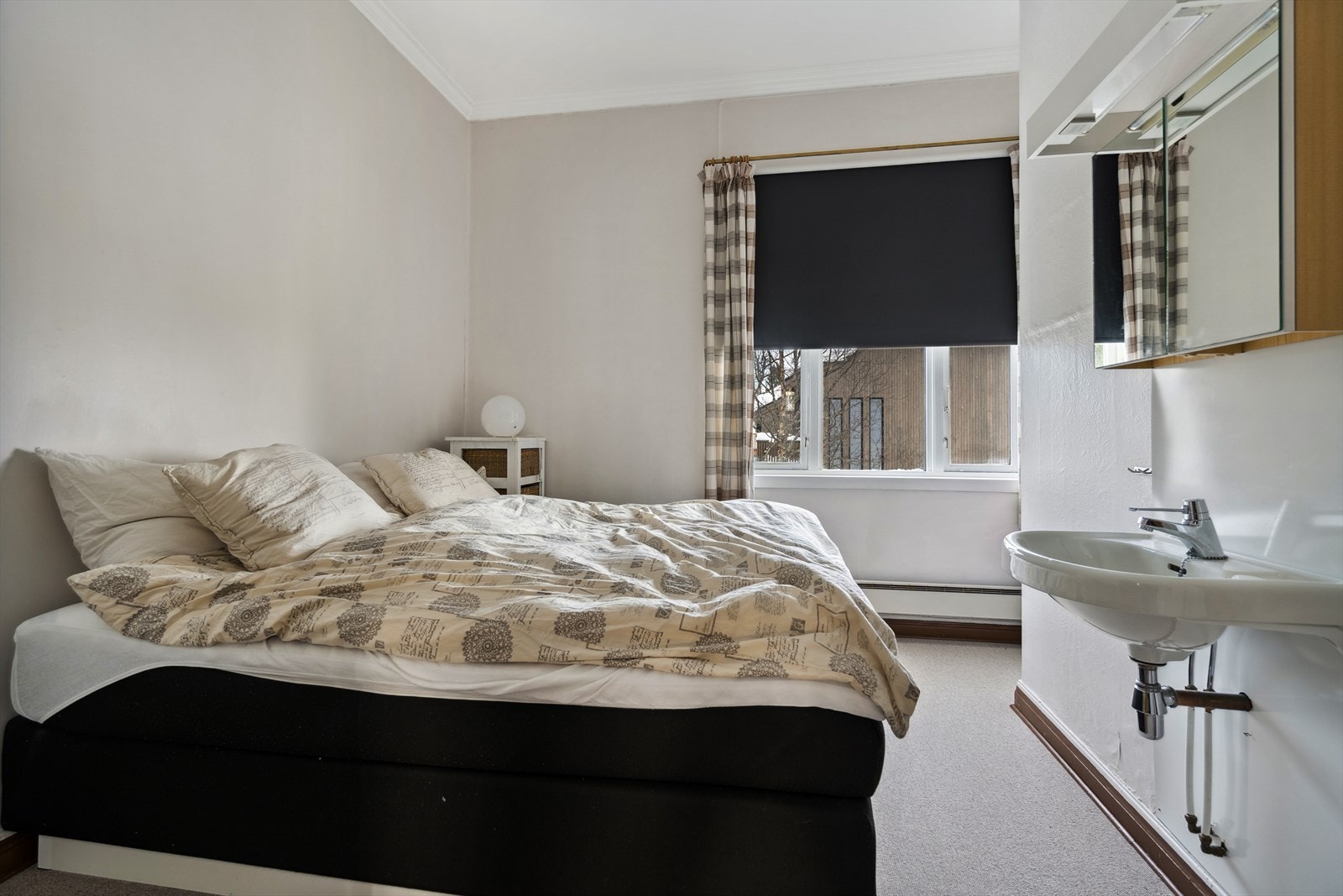 Soverom (2.etg) med god plass til seng og tilhørende møbler. På rommet er det montert en vegghengt servant. Utgang til balkong i bakgård. Galleribilde