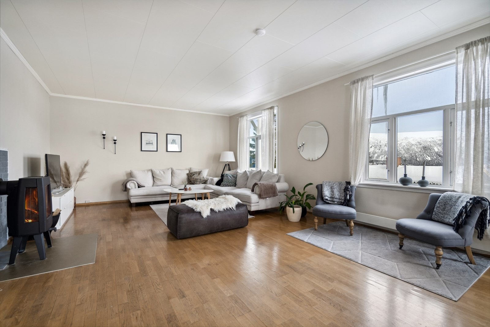 Leiligheten i andre etasje har store vindusflater som gir godt med lysinnslipp. Galleribilde