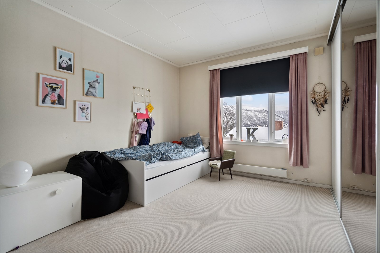 Soverom med god plass til seng og tilhørende møbler. På rommet finner du en romslig skyvedørsgarderobe. Galleribilde