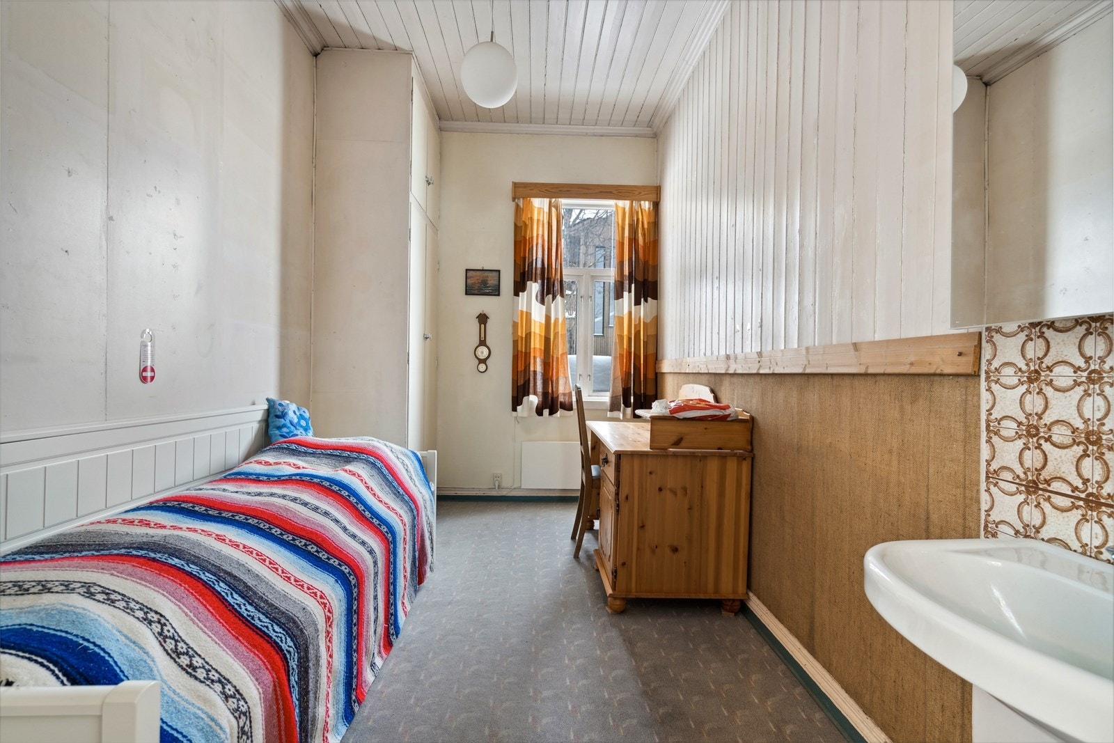 Det minste soverommet i første etasje har seng og garderobeskap. På rommet finner du montert en servant. Galleribilde