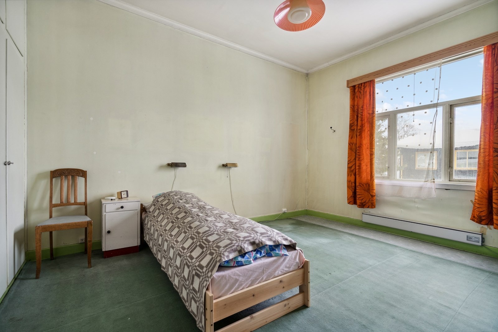 Stort soverom i første etasje med plassbygd garderobeløsning. Galleribilde