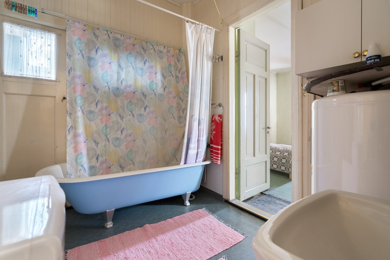 Baderom i første etasje med badekar, servant og opplegg for vaskemaskin. Galleribilde