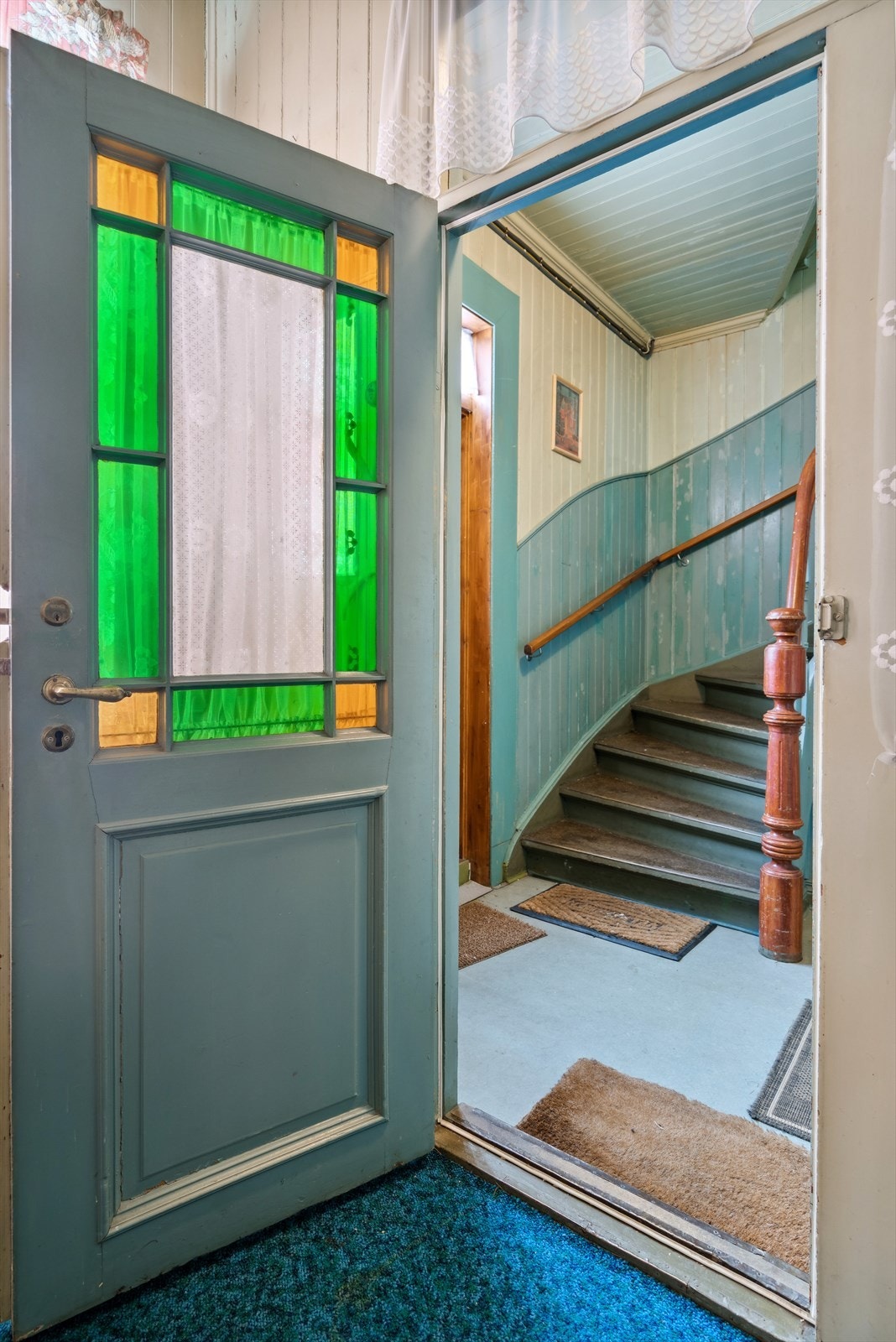 Velkommen inn i boligen. Det er trappeadkomst til de forskjellige etasjene. Galleribilde