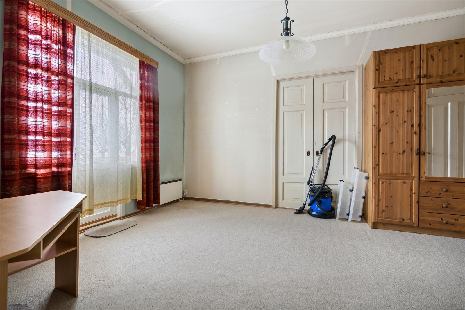 Stort rom i første etasje med dør ut til en balkong. Galleribilde