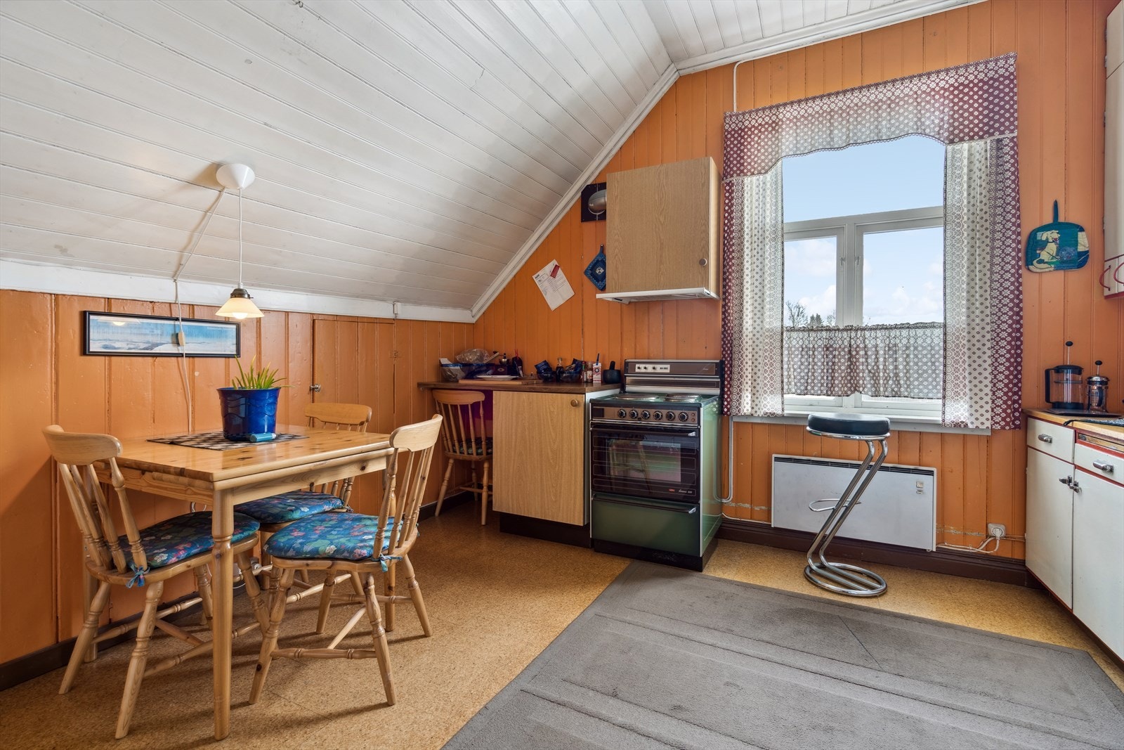 Kjøkkenet på loftet (3 etg.) har innredning med glatte fronter på over og underskap, benkeplate i laminat og benkeplate/oppvaskkum i stål. Her får du plass til kjøl/fryseskap og komfyr. Galleribilde