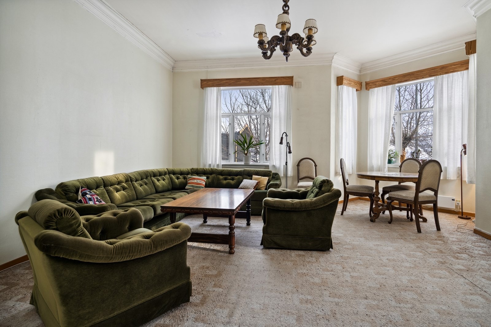 Stuen i første etasje har god plass til sofagruppe og spisegruppe. Galleribilde