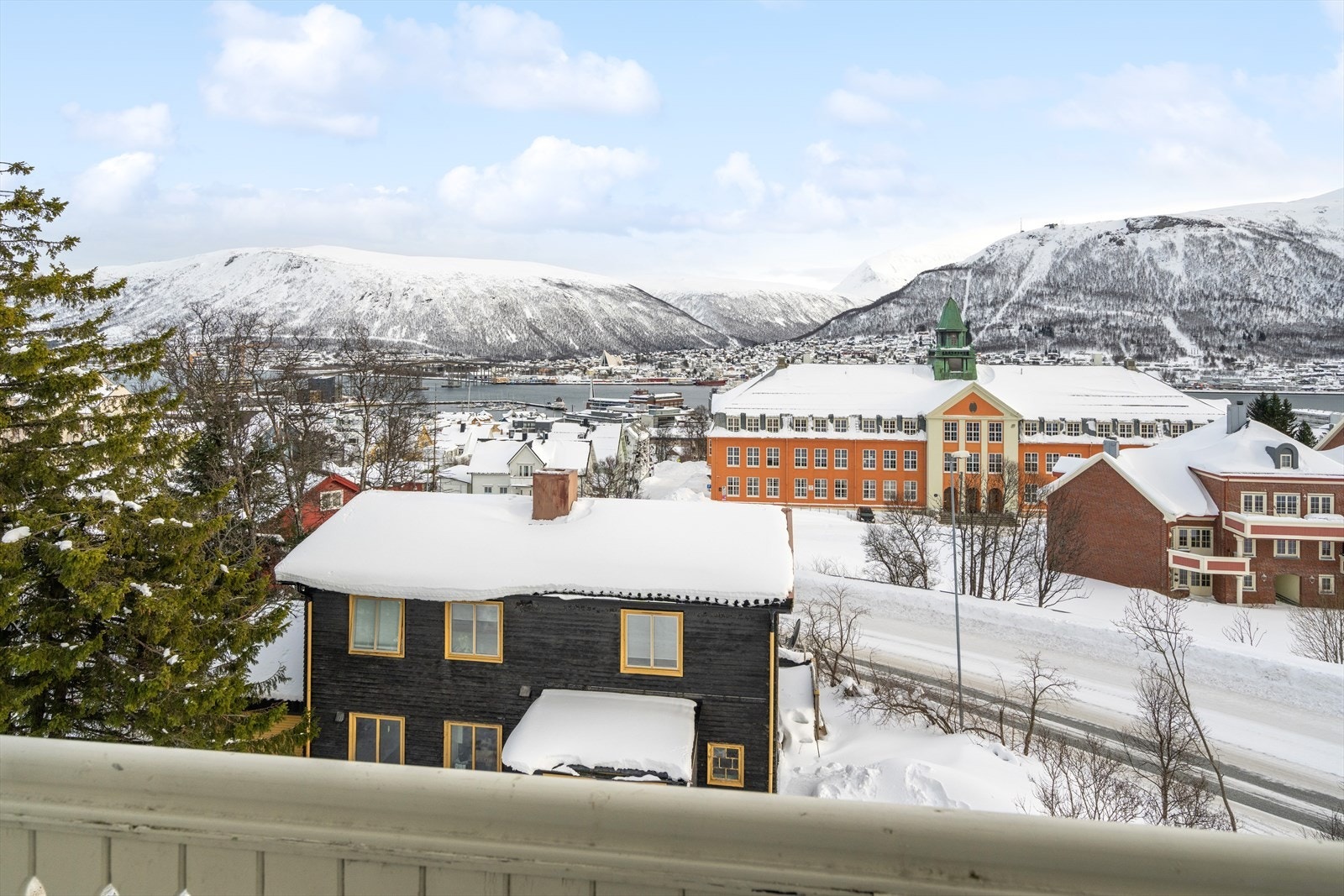 Kongsbakken videregående skole ligger i kort avstand fra boligen. Galleribilde