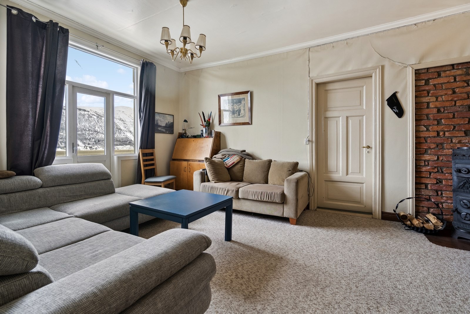 Stuen har plass til sofagruppe og tilhørende møbler. I rommet finner du en vedovn som gir god varme på kalde dager. Galleribilde