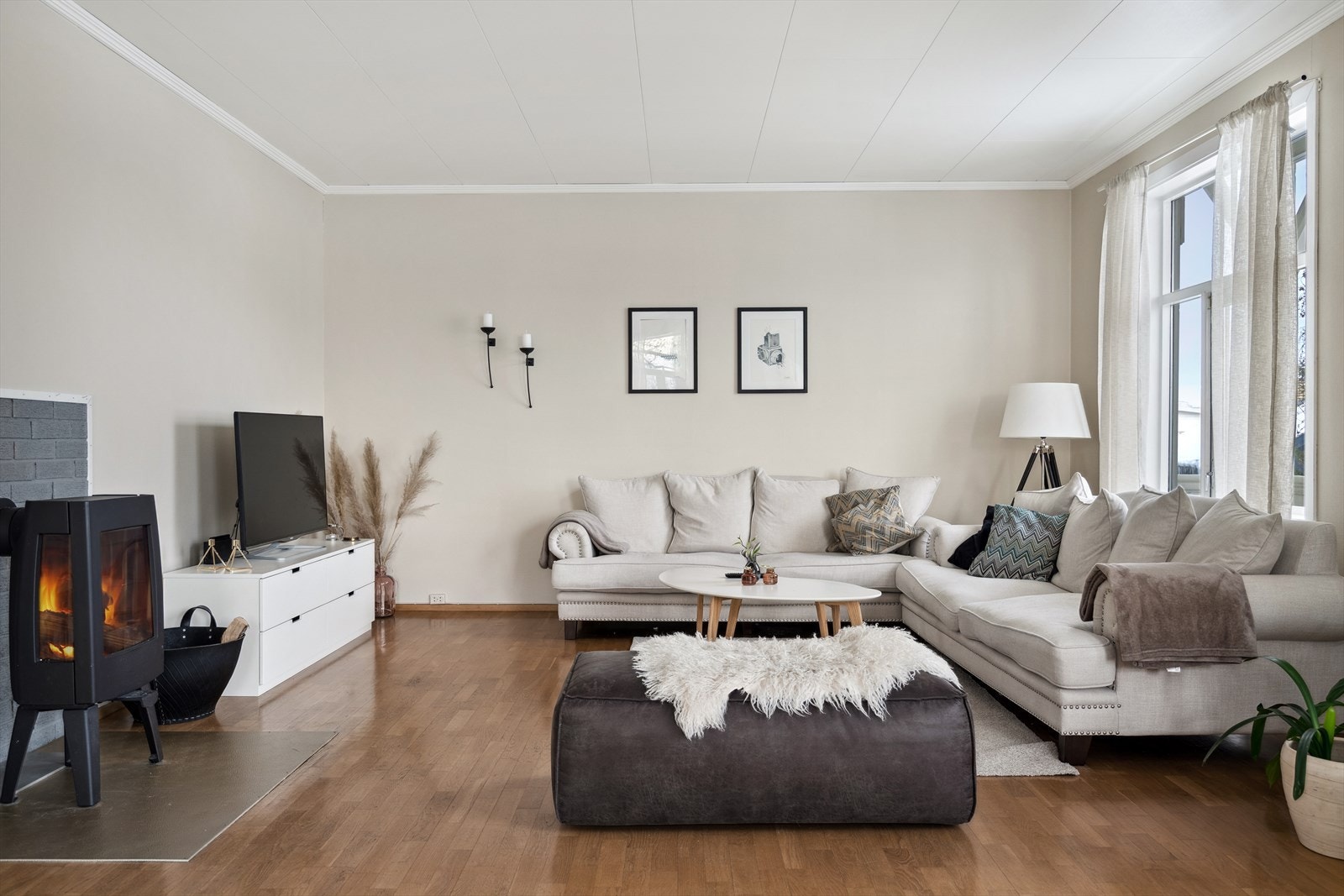 I stuen finner du en vedovn som gir kos og god varme på kalde dager. Galleribilde