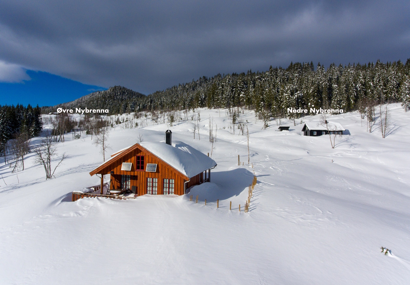 Opp mot to bebygde hytter i Nedre Nybrenna Galleribilde