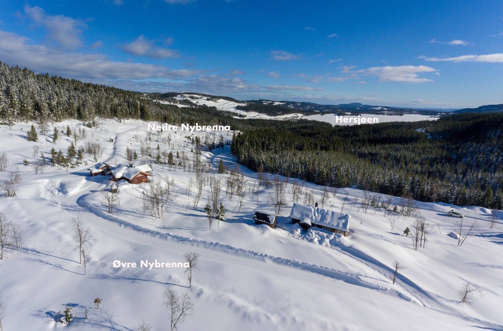 Tomtene i Nybrenna Hyttegrend er sørvendte med gode solforhold og fin utsikt Galleribilde