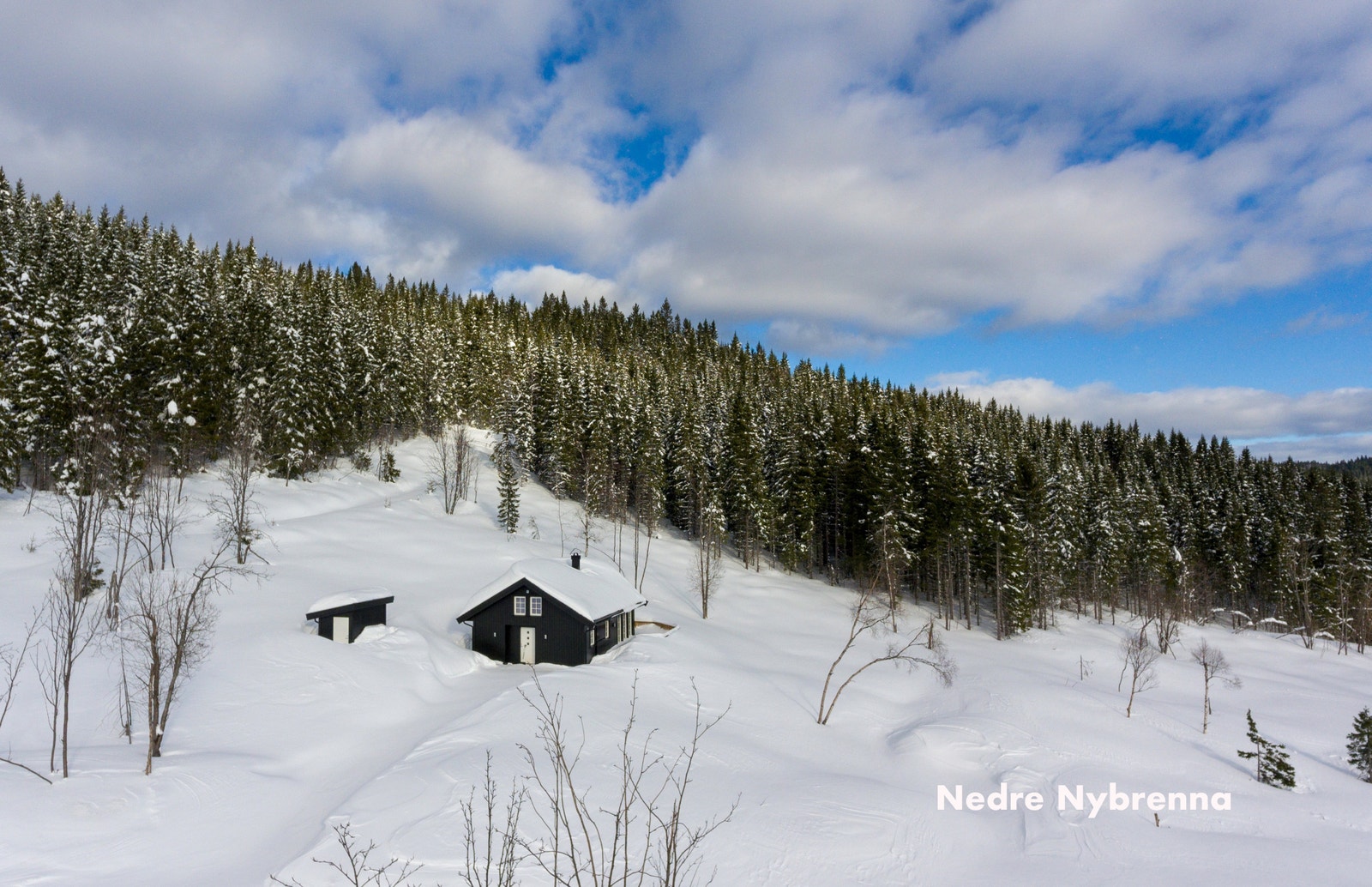 Det er lagt til rette for bilvei helt frem til hyttene Galleribilde
