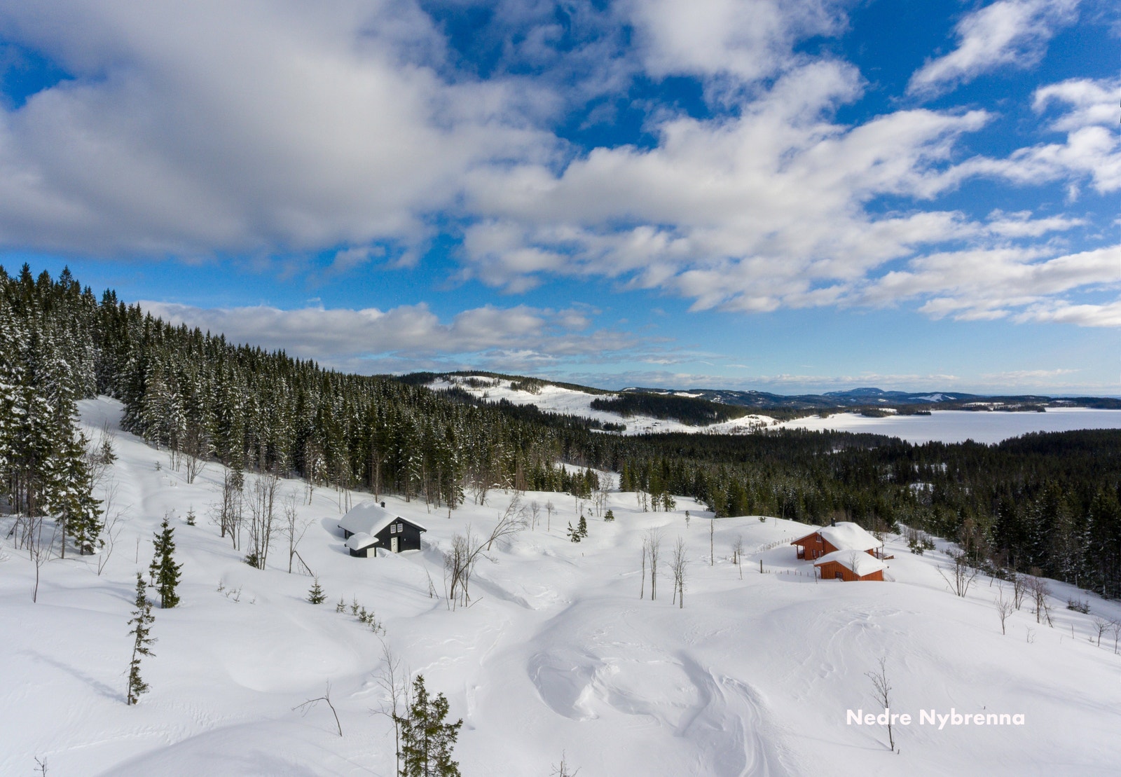 Nybrenna hyttegrend er beliggende på Totenåsen Galleribilde
