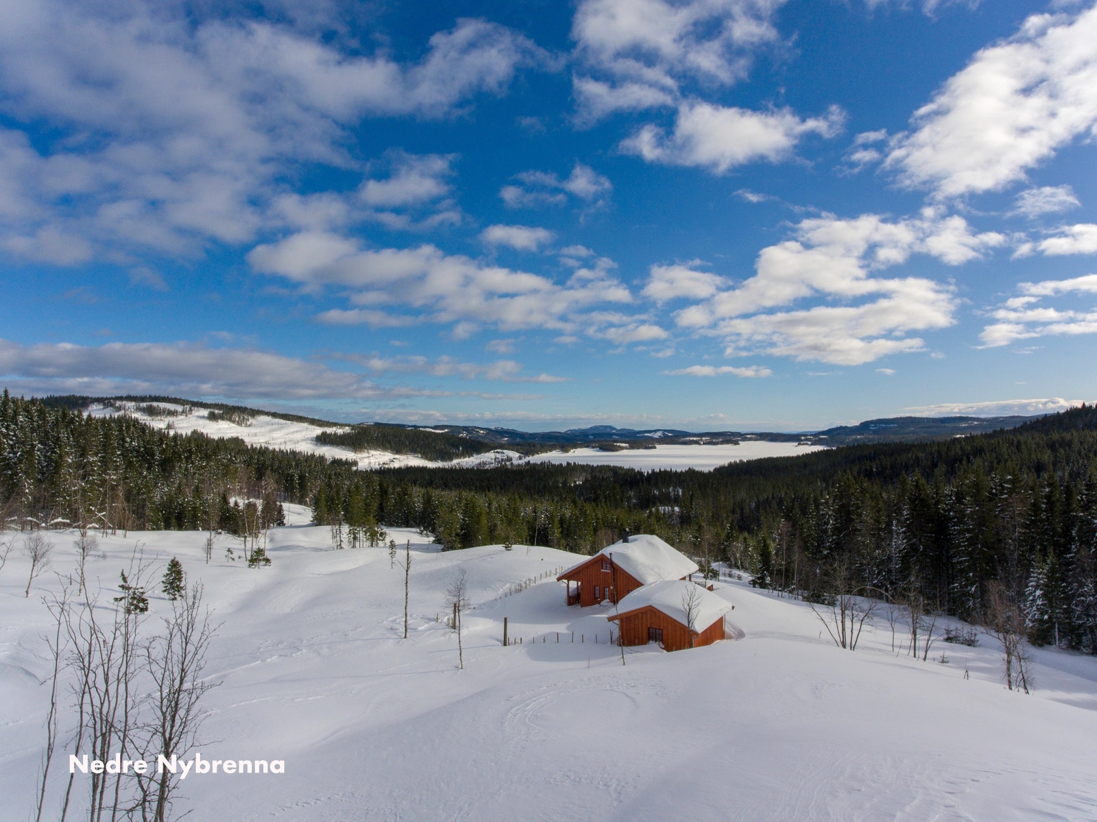 Hver tomt kan bebygges med inntil (BYA) 125 m2 inkludert parkering fordelt på 3 bygninger Galleribilde