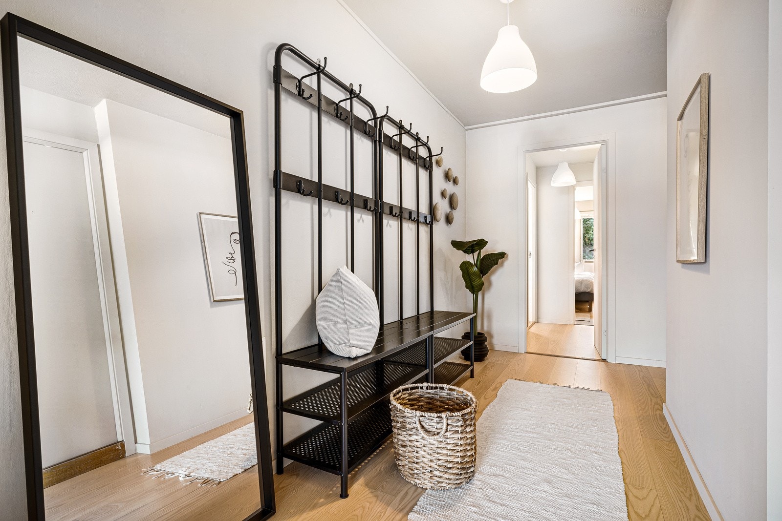 Innbydende entré med god plass til å henge fra seg alt av ytterbekledning. Galleribilde