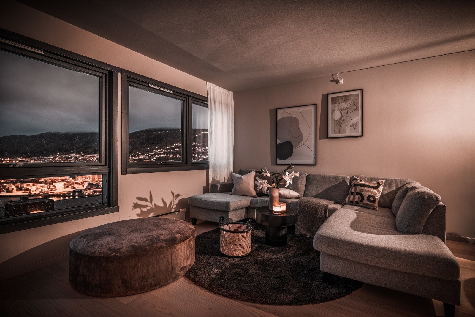 En flott 5-roms leilighet med fantastisk utsikt og kort vei til sentrumskjernen. Galleribilde