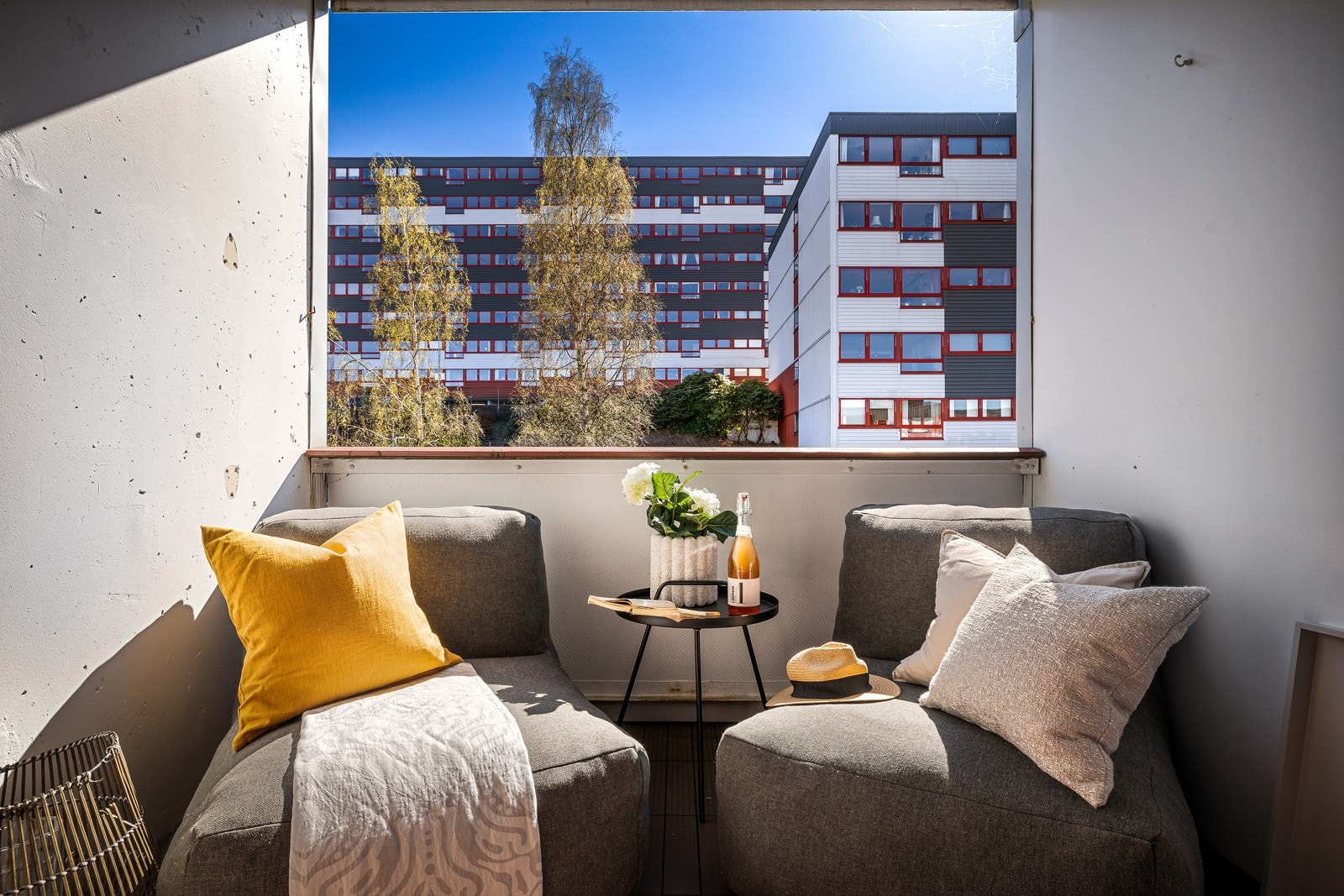 Fra ene soverommet er det utgang til en lun balkong med gode solforhold. Galleribilde