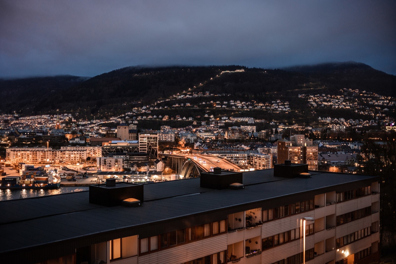 Er du student er dette et perfekt sted å bo. Leiligheten har kort vei til de fleste studieinstitusjoner i Bergen som- Handelshøyskolen BI, UiB og HVL. Galleribilde