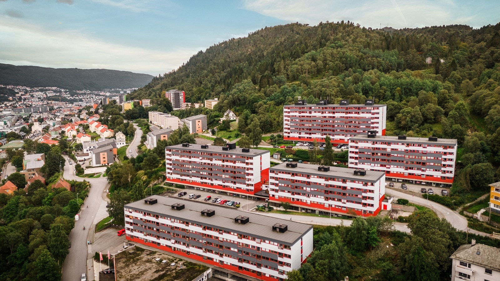 Med by, fjord og fjell like i nærheten har man mange muligheter for et aktivt liv like utenfor døren. Galleribilde